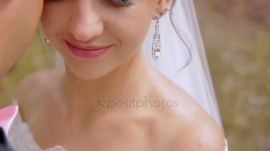 Doğa üzerinde yeni evliler birbirlerine sarılmak. Beyaz elbiseli güzel model kız. Takım elbiseli adam. Güzellik gelinle damat