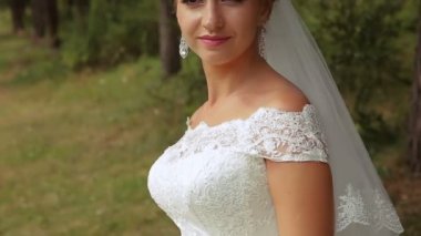 Gelin düz onun gözlerine, gülümsüyor görünüyor ve gider