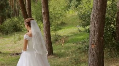 Damat gelini parkta takip ediyor