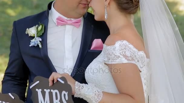 Noiva e noivo engraçados com os sinais do Sr. e da Sra.. Feliz dia do casamento — Vídeo de Stock