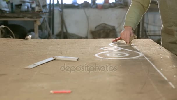 Guy glove remove oval patterns on the table — Stock Video