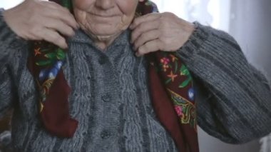 Büyükannem mendil bağlanır.