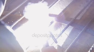 Kaynakçı metal kaynak. Bir parlak yay ve kıvılcım Close-Up