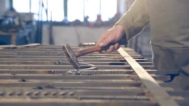 Forge çekiç olarak kaynak metal demirci denetler