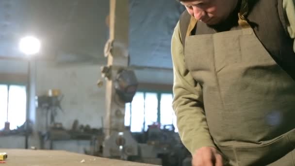 Smid tekent u een schets van het krijt op de tafel — Stockvideo