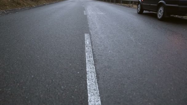 Carro na estrada com piscando carro de luz laranja. Parada de emergência nas montanhas — Vídeo de Stock