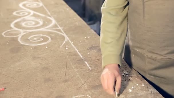 Close-up hand dat trekt een krijt sketch op tafel — Stockvideo