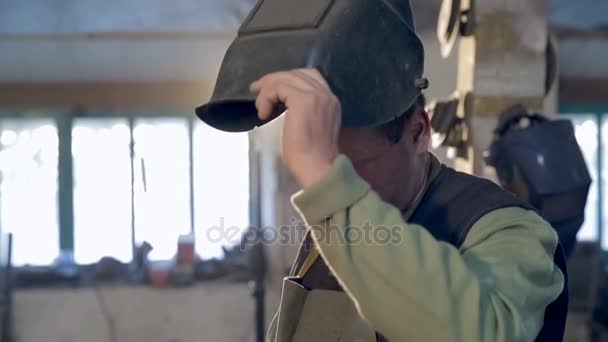 Welder is protective mask — Stock Video