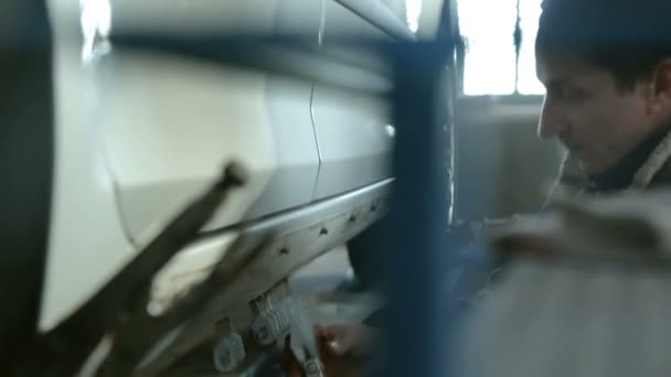 Réparateur professionnel dans l'industrie automobile avec réparation de carrosserie 