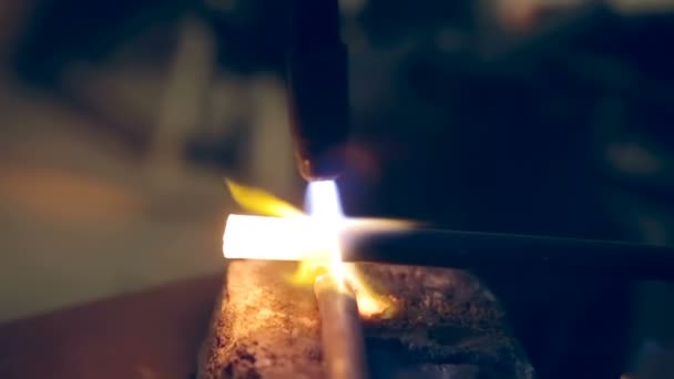 Werknemer brander verwarmt details. Close-up — Stockvideo