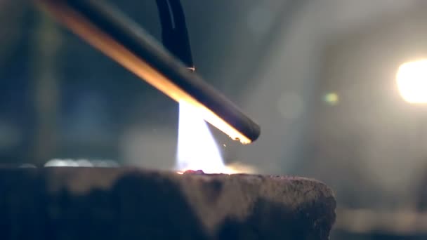 De brander voor het snijden, Verwarming metalen met brandbaar gasmengsel van propaan en zuurstof — Stockvideo