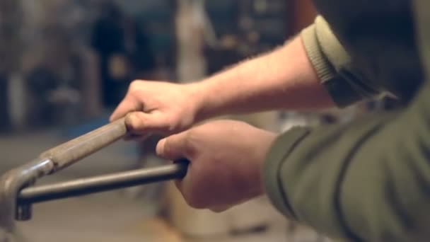 Close-up blacksmith shapes the metal manually — Stock Video