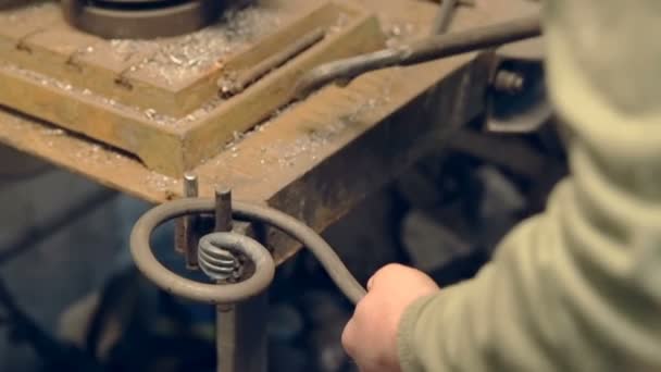 Ferreiro close-up molda o metal manualmente — Vídeo de Stock