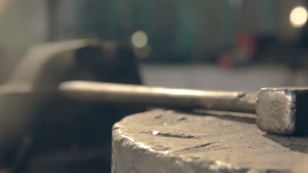 El martillo y el yunque — Vídeo de stock
