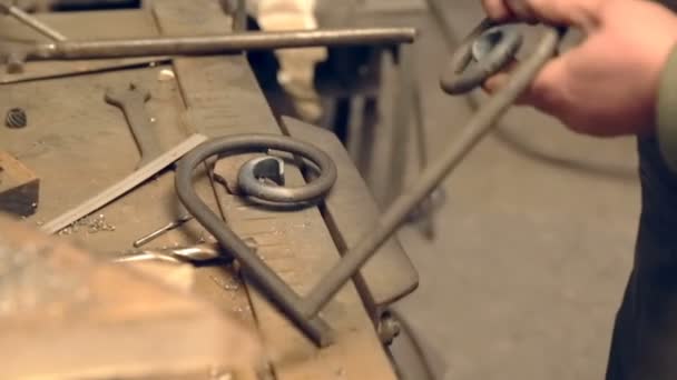 Zblízka Kovář tvary kov ručně — Stock video