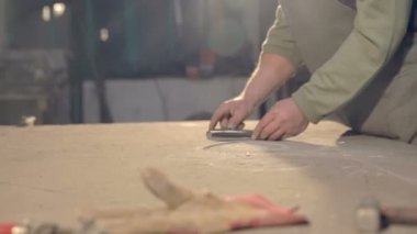 Demirci düzen detayını karşılaştırır