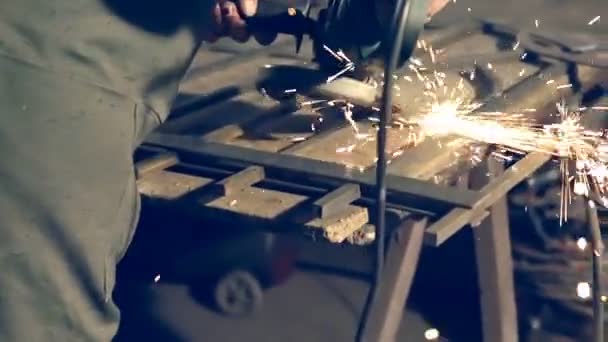 Іскри під час металевого шліфування — стокове відео