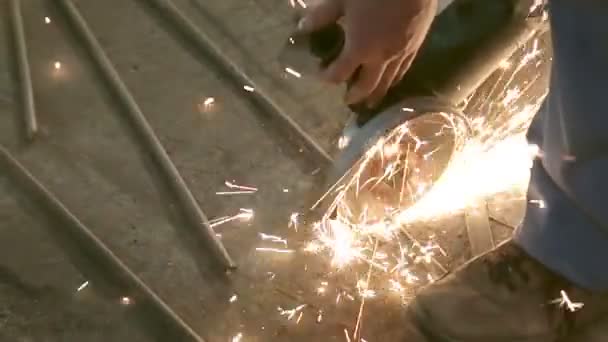 Close-up of sharp metal and sparks a lot of shoes. Violation of safety — Stock Video