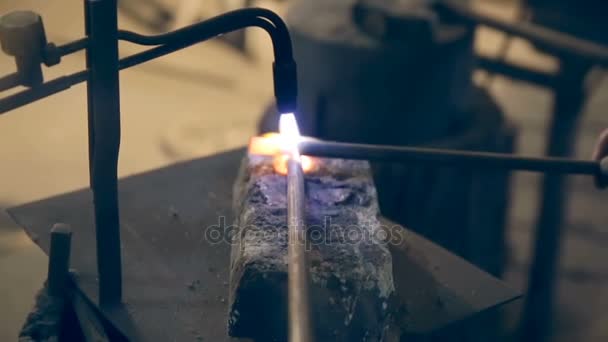 Worker burner heats details. Close-up — Stock Video