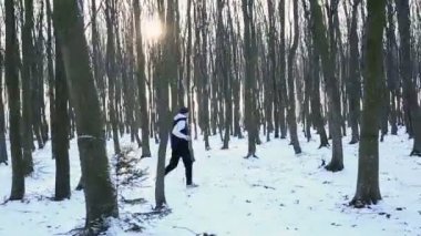 Ormanda kış döneminde koşan adam. Sonra uzun bir koşu durdurmak