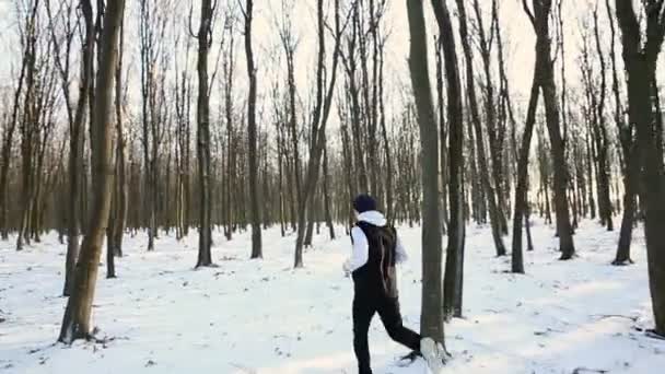 O jovem atleta nos bosques de inverno. Movimento lento. Atleta durante o treinamento — Vídeo de Stock