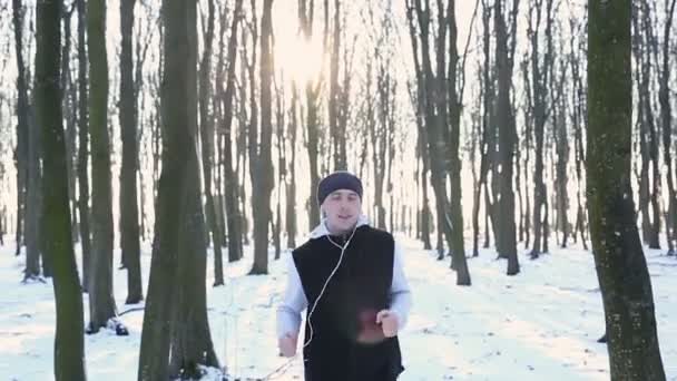 Młodzi i szczęśliwy joggingu w parku zimowym o zachodzie słońca — Wideo stockowe