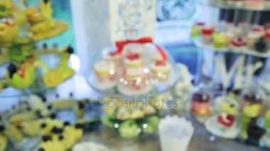 Çeşitli dolguları ile tatil için lezzetli tatlılar şekerlemeler üretir