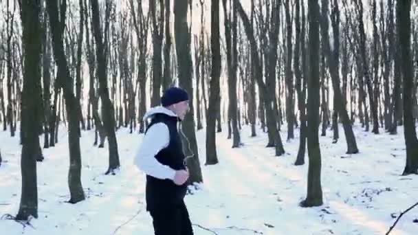 Біжить в парку серед дерев — стокове відео