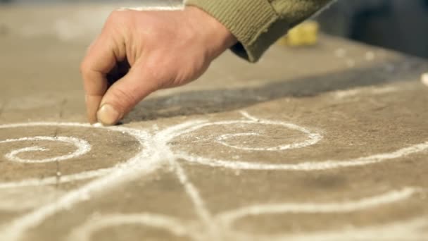 Close-up hand of the artist who draws with chalk sketch on plywood — Stock Video
