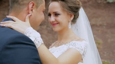 Evlilik çift niteliğine birbirlerine sarılıyor. Beyaz elbiseli güzel model kız