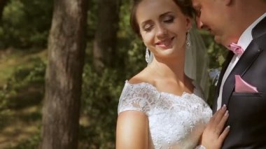 Güzel düğün kaç park içinde. Hassasiyet birkaç anları. Onlar birbirlerine sarılmak. Yakın çekim