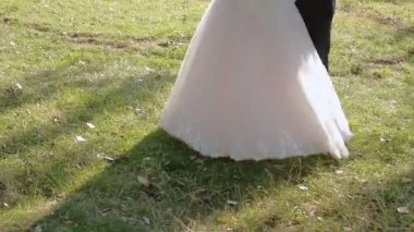Yeşil çimenlerin üzerinde mutlu gelinler dans