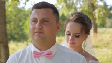 Mutlu genç çift yavaşça parkta sarılma. Yüzünü kapat