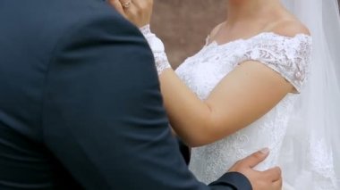 Evlilik çift niteliğine birbirlerine sarılıyor. Beyaz elbiseli güzel model kız