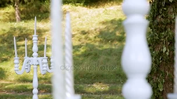 Candelabros blancos al aire libre para una ceremonia de boda. Decoración — Vídeo de stock