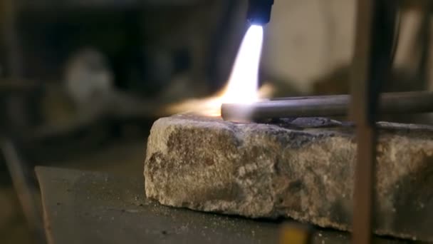 Close-up burner heats the metal piece — Stock Video