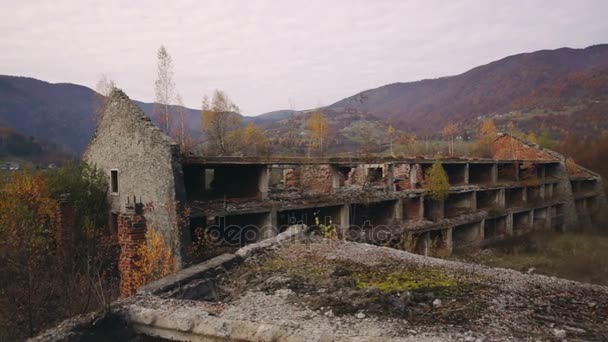 Terk edilmiş evleri Turizm Merkezi Ukrayna Batı Karpatlar kalbinde — Stok video