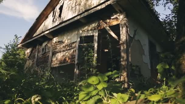 ゴミの山と化した戦争によって家を破壊されました。 — ストック動画