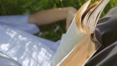 Kirli elleri olan bir küçük çalışkan adam mera eski bir kitap okur. Yakın çekim kitap