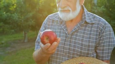 Yeni bir mahsul Kırmızı elma mutlu çiftçi burnunu çekmek