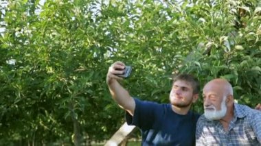 Bir güzel Dede ve torunu selfie smartphone olun