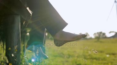 Tahta üzerinde kirli ayaklar çocukla oturuyor