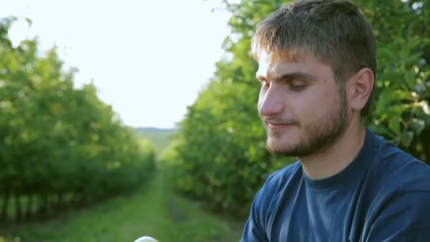 美しい男は青リンゴを味します。 — ストック動画