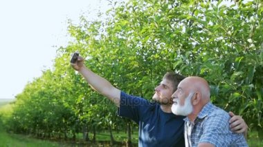 Çiftçiler birlikte bir fotoğraf yapmak