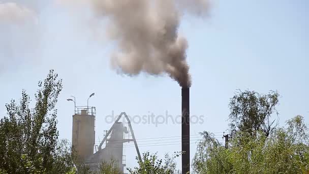 A környezet szennyeződése. Füst az aszfaltkeverő üzem — Stock videók