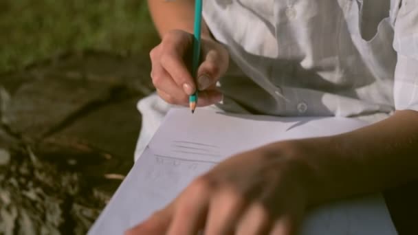 Il ragazzo rurale disegna una matita su carta. Primo piano mano sporca — Video Stock
