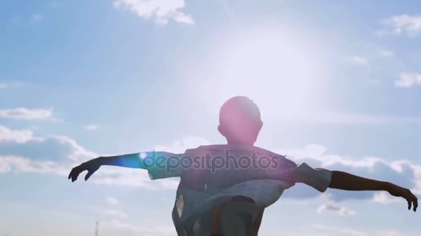 Ein unbeschwerter und freier Junge hob die Hände und blickte in den Himmel — Stockvideo