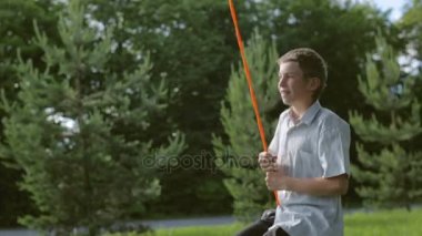 Mutlu çocuk bahçesinde bir otomobil lastiği üzerinde sallanan. Yaz tatili