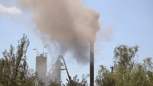 Kontaminace životního prostředí. Kouř z v obalovně — Stock video