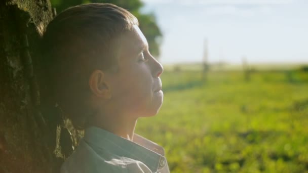 De jongen ontspant met zijn ogen dicht en dromen van iets lekkers — Stockvideo